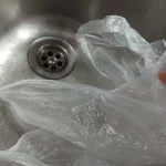 Tira 1 bolsa de plástico por el desagüe del fregadero: porque mucha gente lo hace