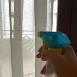 Rocíalo en las cortinas y perfumarás toda la casa: hasta los vecinos lo olerán