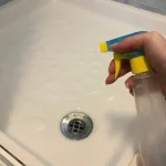 Este poderoso remedio natural limpiará todo el baño sin esfuerzo ni esfuerzo