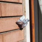 El motivo por el que muchos empiezan a colgar papel de aluminio en el balcón