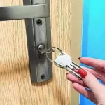 Por eso dejar las llaves pegadas a la puerta por la noche es un error muy grave