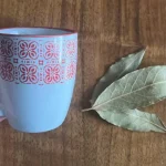 A cup of coffee and two bay leaves, mix them and you’ll see: they’re worth gold at home