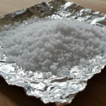 Aluminum and coarse salt: the combination that solves a lot of household problems.