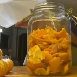 Cáscaras de mandarina, ¿por qué remojarlas en un frasco de alcohol?