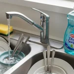 Dish soap in the sink, the plumber’s secret: why you should do it