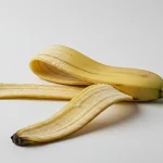 Don’t throw away banana peels: soak them in vinegar and you’ll see the results.