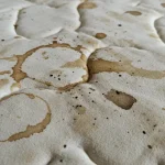 Goodbye to stains on your mattress: with this method it becomes white again.