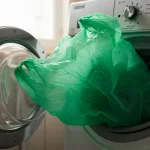 Put a plastic bag in the washing machine, what happens to the clothes is surprising