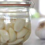 Soak 5 cloves of garlic in a jar full of water: because many people do it